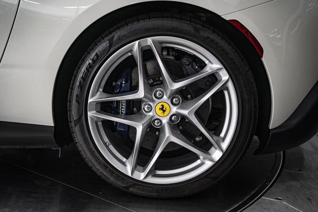 2026 Ferrari Roma Spider - Image 21 of 31