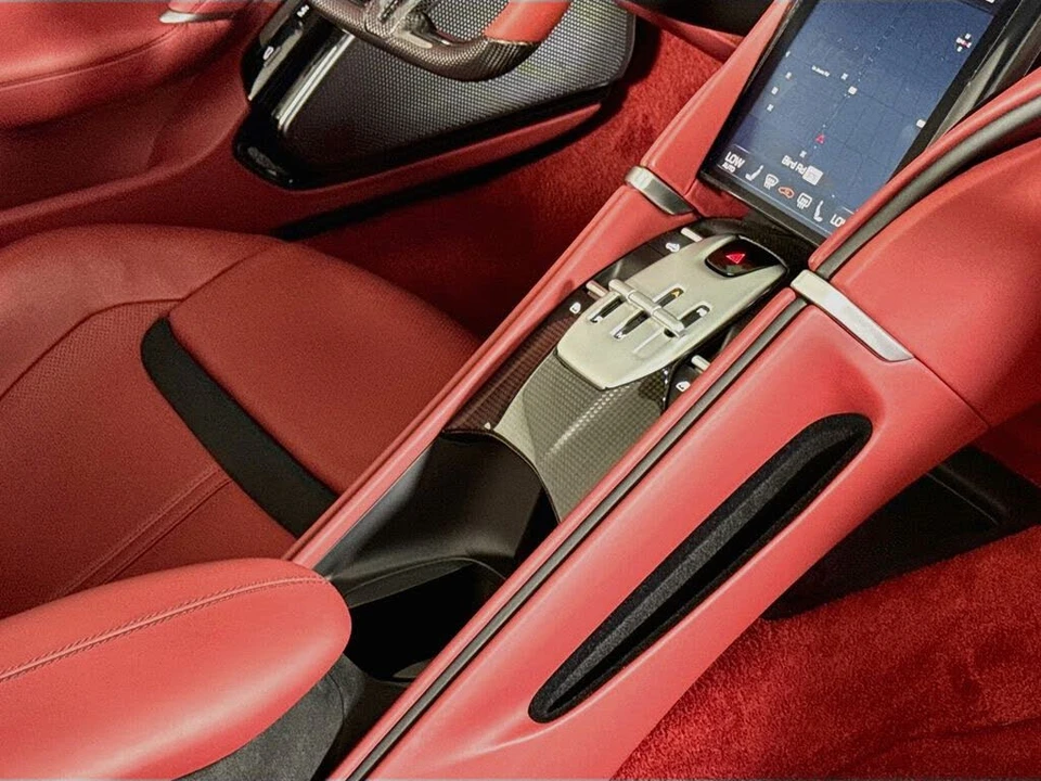 2026 Ferrari Roma Spider - Image 21 of 27