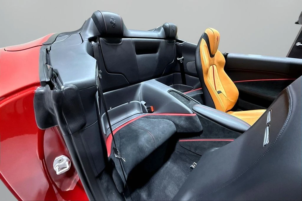 2026 Ferrari Roma Spider - Image 23 of 31