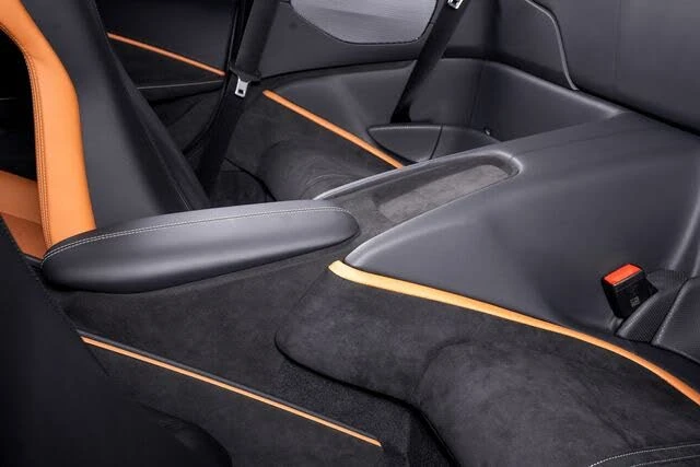2026 Ferrari Roma Spider - Image 29 of 31