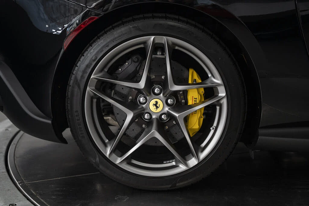 2026 Ferrari Roma Spider - Image 17 of 31