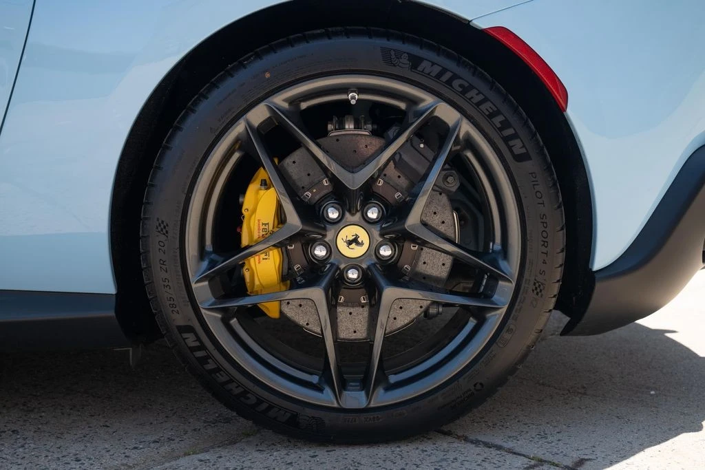 2026 Ferrari Roma Spider - Image 21 of 31