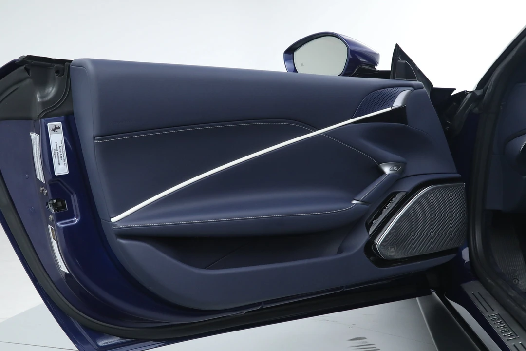 2026 Ferrari Roma Spider - Image 25 of 31