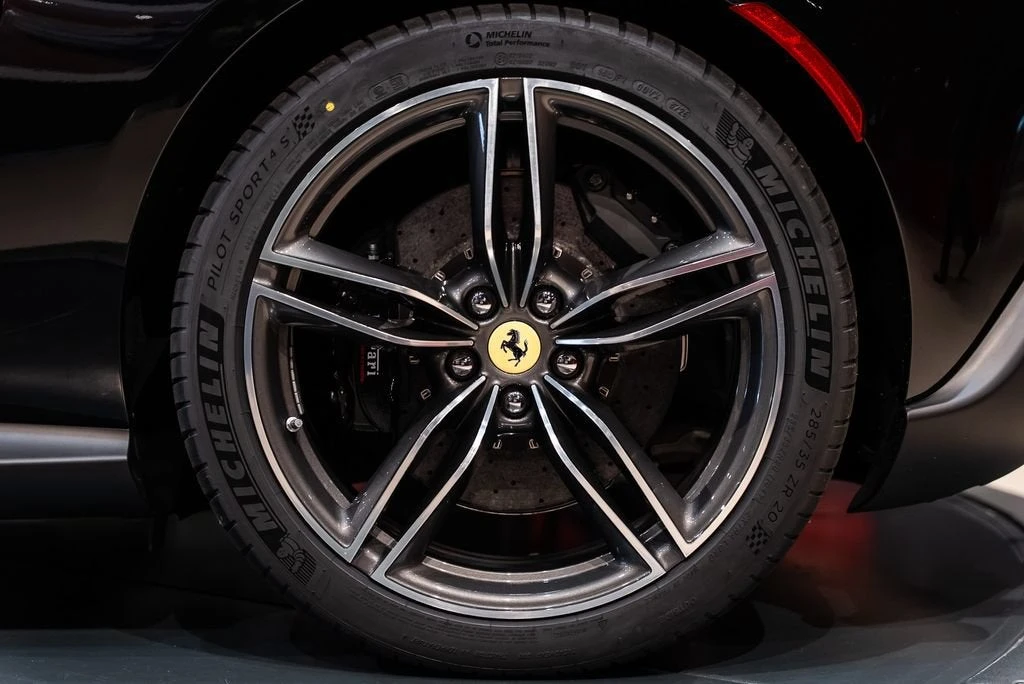 2026 Ferrari Roma Spider - Image 14 of 31