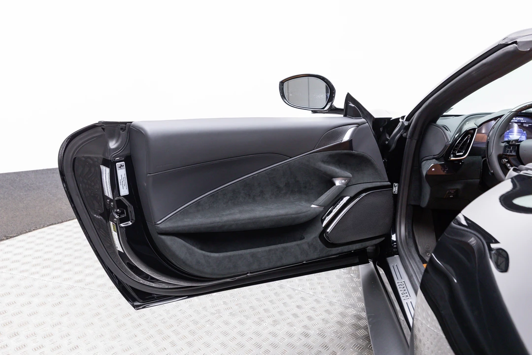 2026 Ferrari Roma Spider - Image 12 of 31