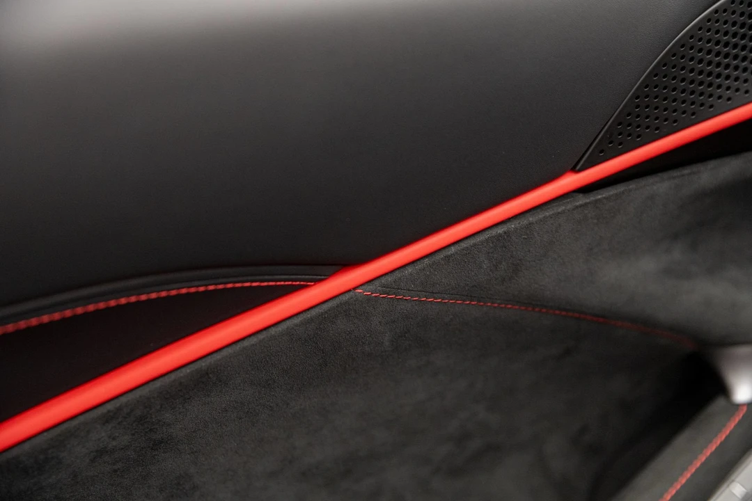2026 Ferrari Roma Spider - Image 29 of 31