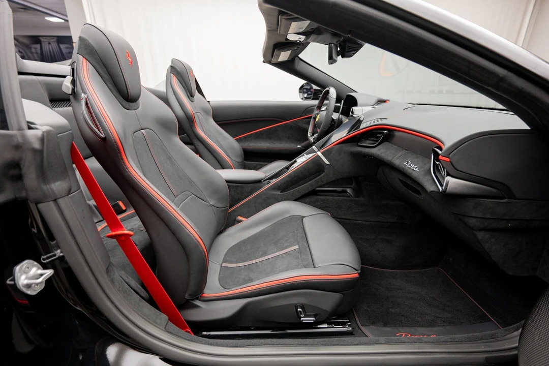 2026 Ferrari Roma Spider - Image 18 of 31
