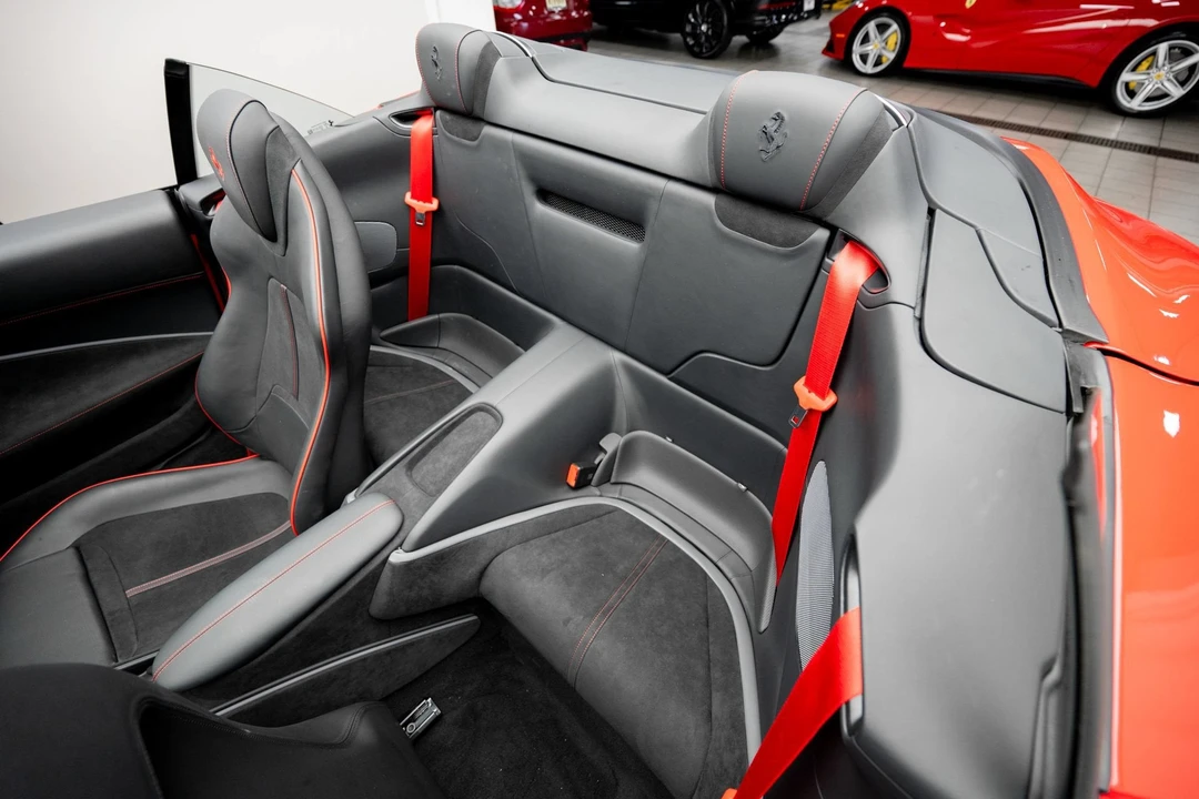 2026 Ferrari Roma Spider - Image 24 of 31