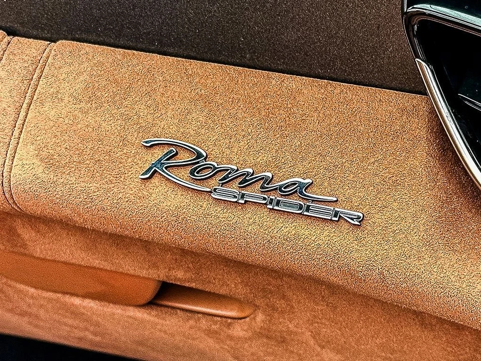 2026 Ferrari Roma Spider - Image 17 of 31