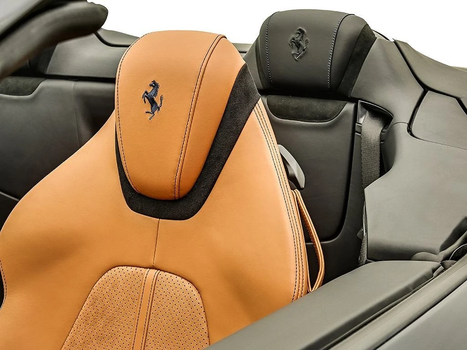 2026 Ferrari Roma Spider - Image 20 of 31