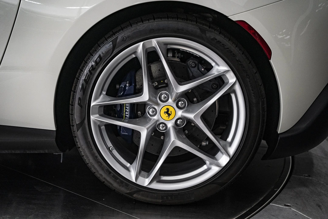 2026 Ferrari Roma Spider - Image 21 of 31