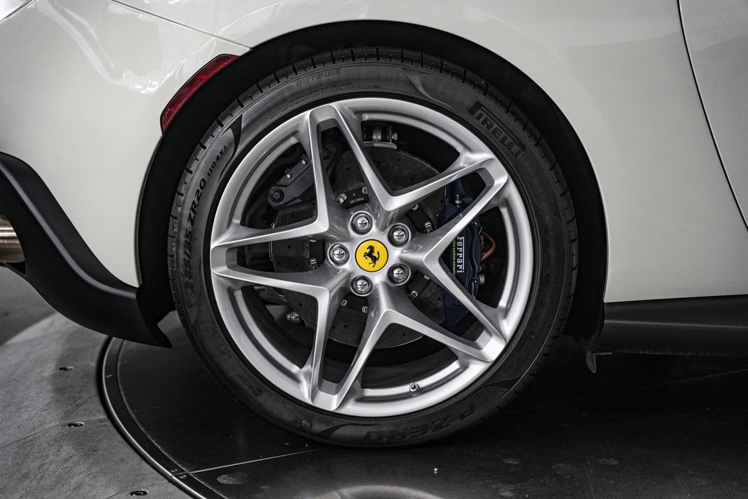 2026 Ferrari Roma Spider - Image 18 of 31