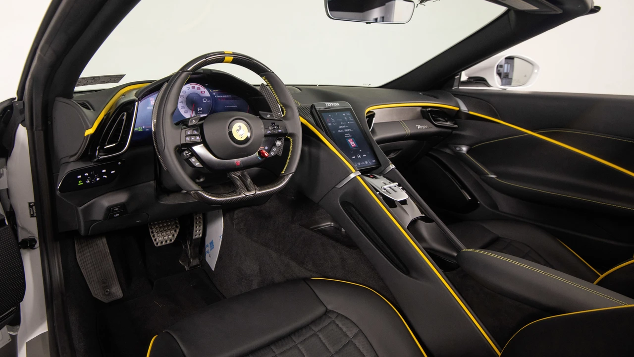 2026 Ferrari Roma Spider - Image 21 of 31