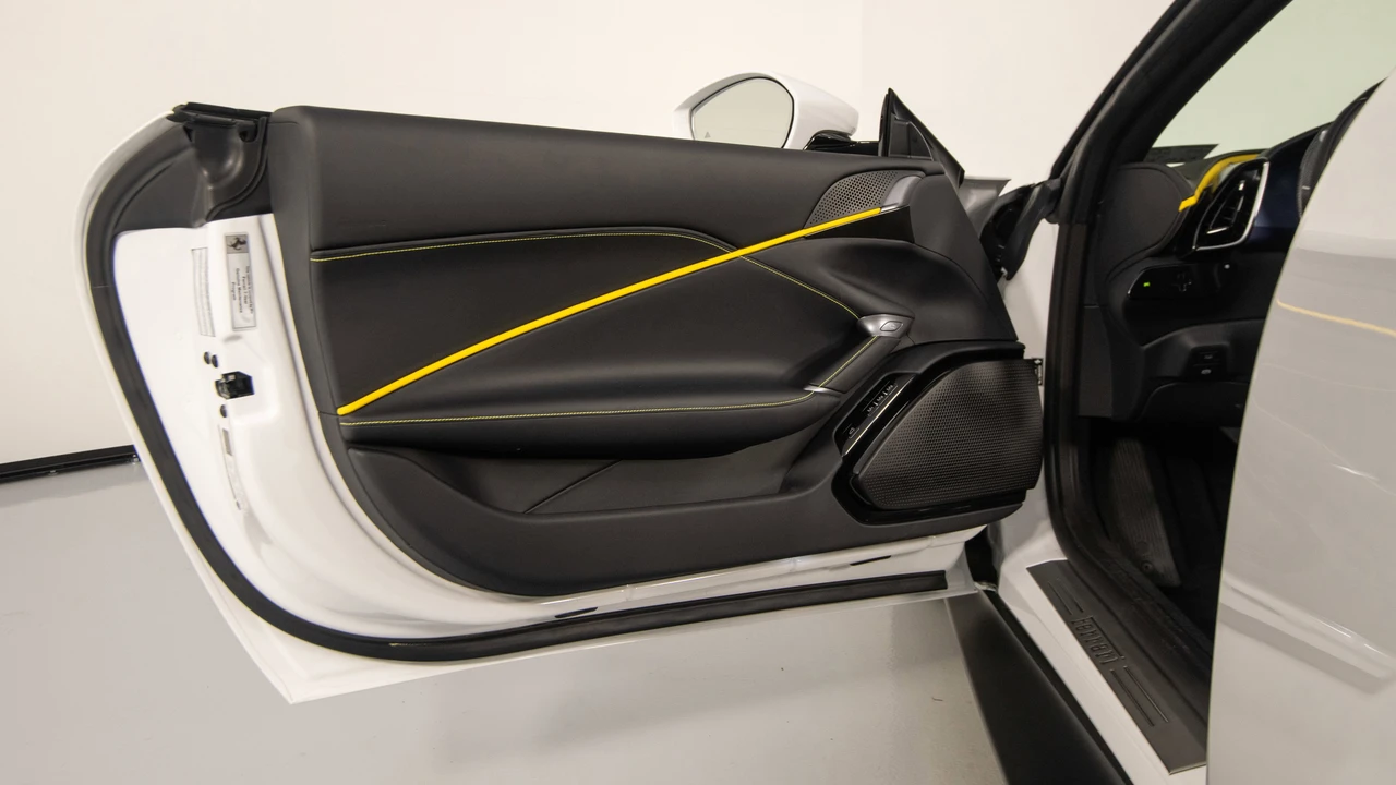 2026 Ferrari Roma Spider - Image 17 of 31