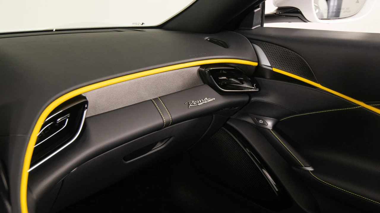 2026 Ferrari Roma Spider - Image 26 of 31