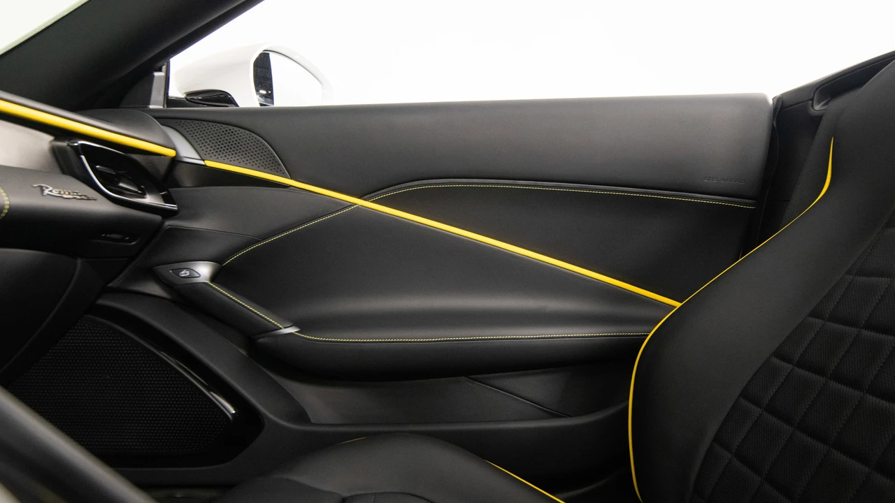 2026 Ferrari Roma Spider - Image 27 of 31