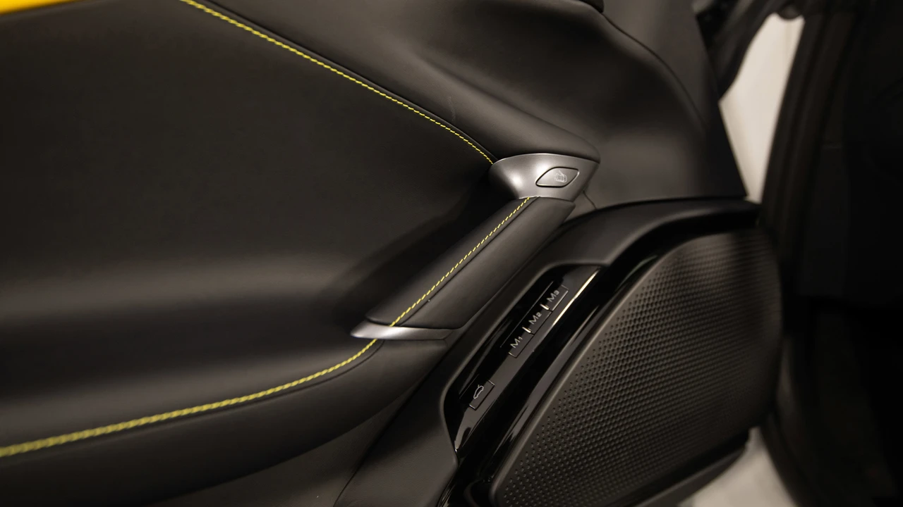 2026 Ferrari Roma Spider - Image 19 of 31
