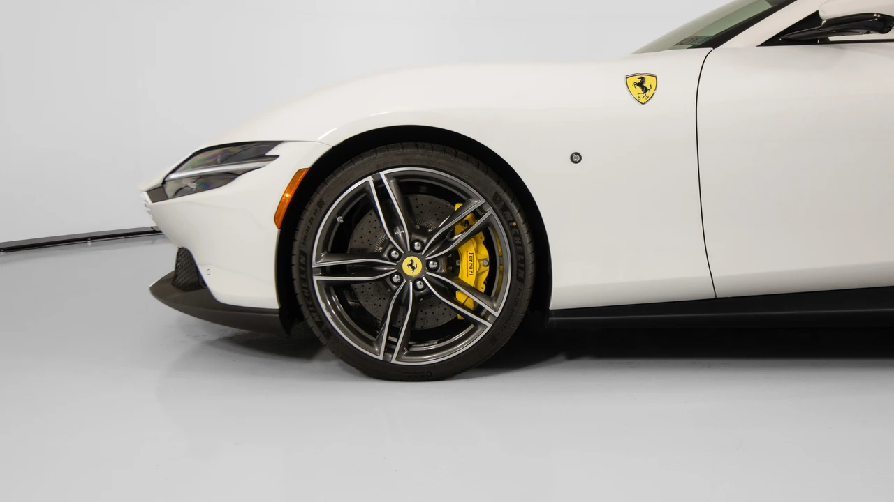 2026 Ferrari Roma Spider - Image 12 of 31