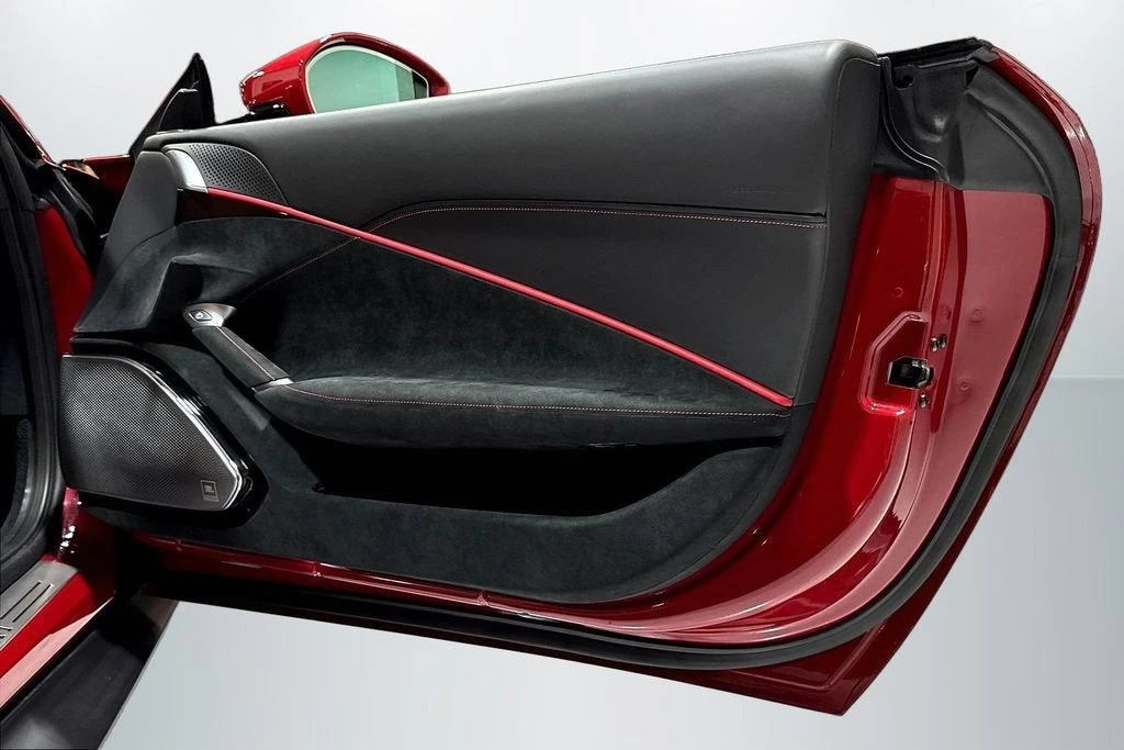 2026 Ferrari Roma Spider - Image 25 of 31