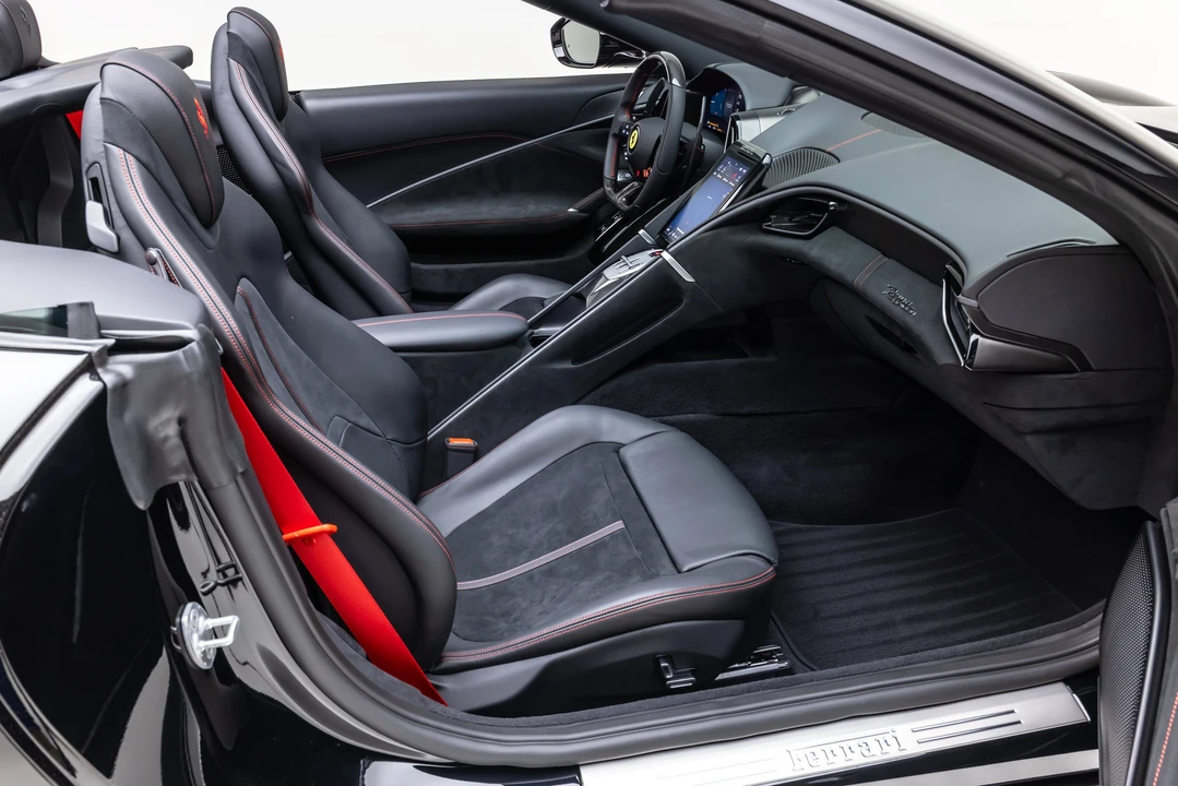 2026 Ferrari Roma Spider - Image 29 of 31