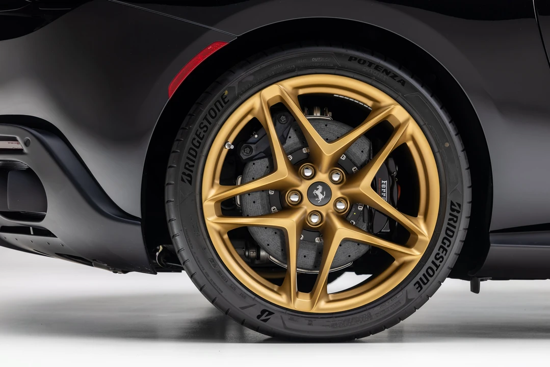 2026 Ferrari Roma Spider - Image 23 of 31