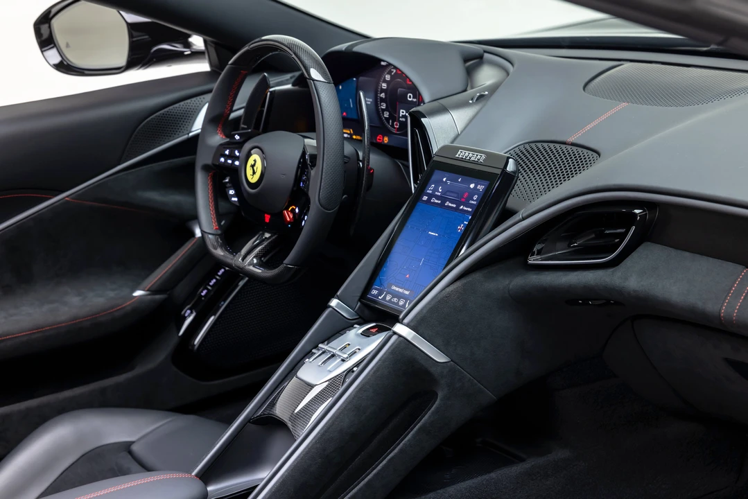 2026 Ferrari Roma Spider - Image 27 of 31