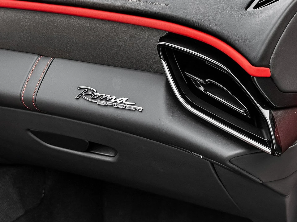 2026 Ferrari Roma Spider - Image 18 of 31