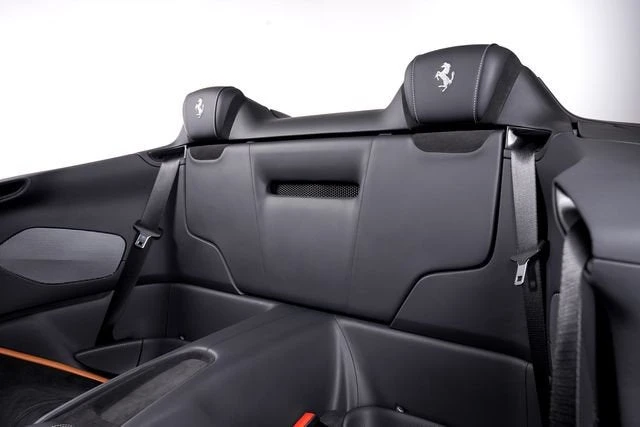 2026 Ferrari Roma Spider - Image 27 of 31