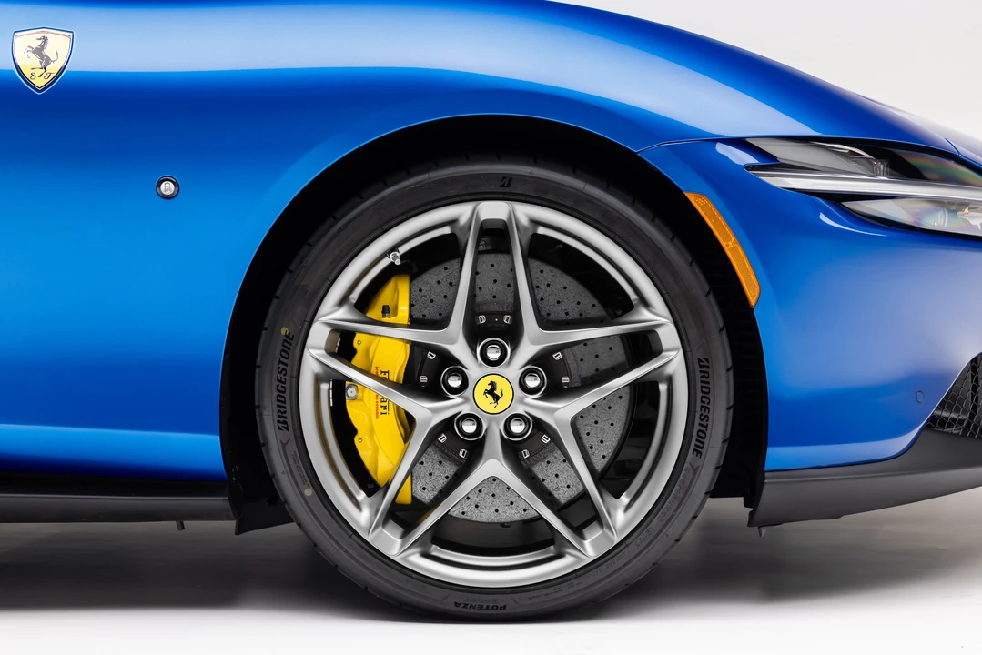 2026 Ferrari Roma Spider - Image 21 of 31