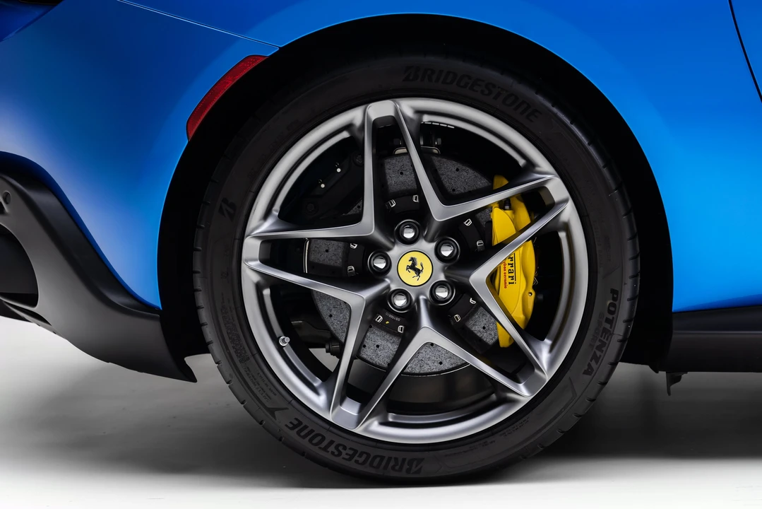 2026 Ferrari Roma Spider - Image 20 of 31