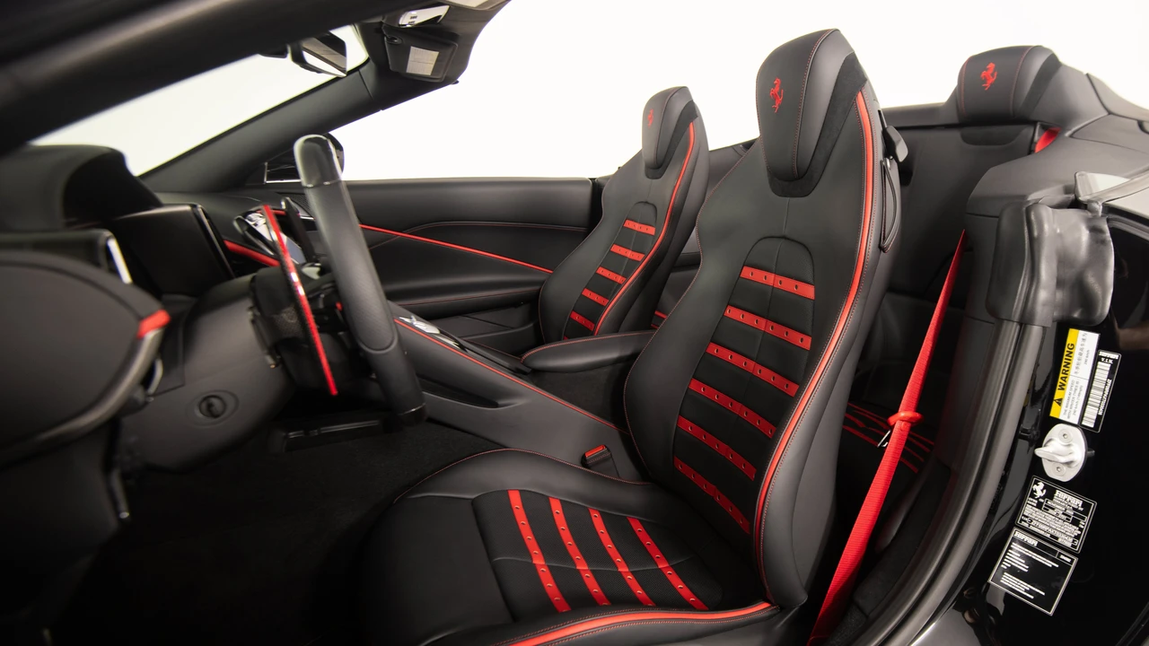 2026 Ferrari Roma Spider - Image 18 of 31