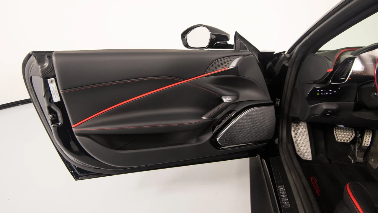 2026 Ferrari Roma Spider - Image 15 of 31