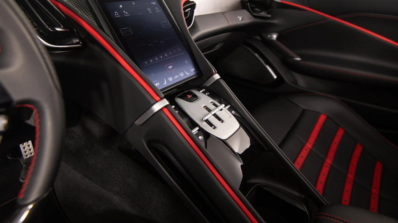2026 Ferrari Roma Spider - Image 25 of 31