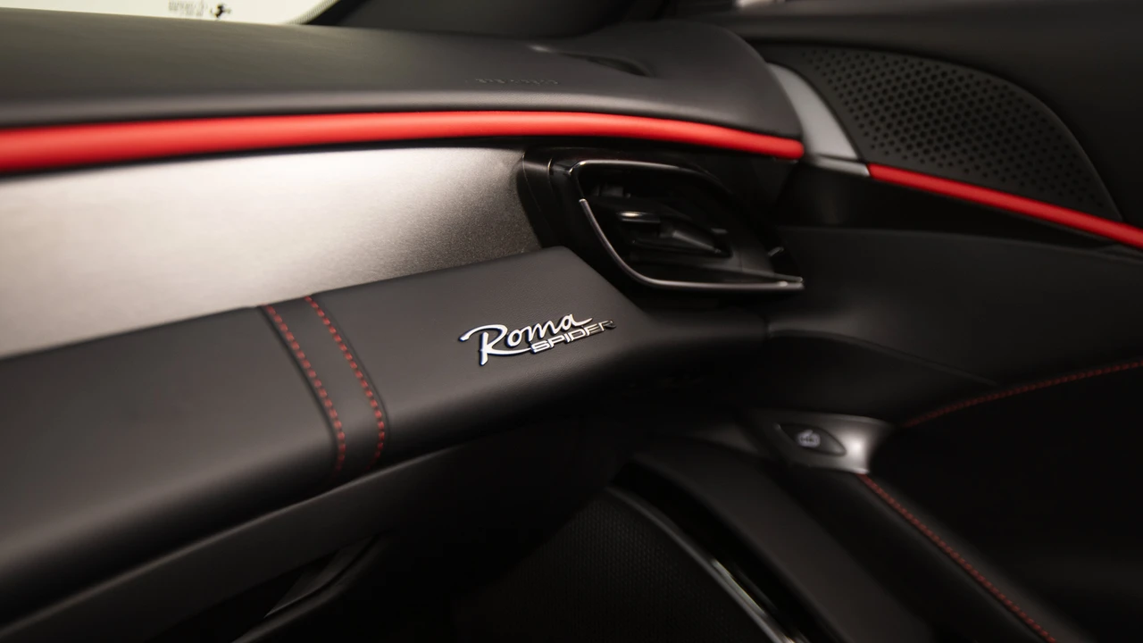 2026 Ferrari Roma Spider - Image 27 of 31