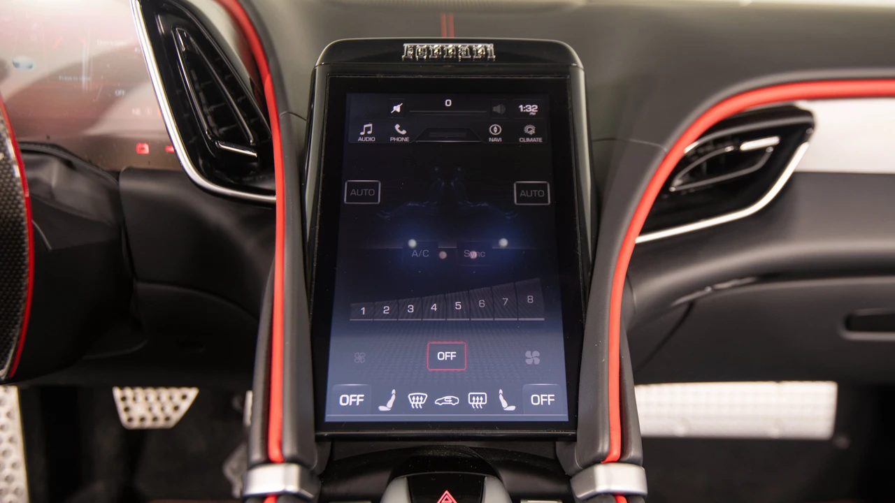 2026 Ferrari Roma Spider - Image 24 of 31