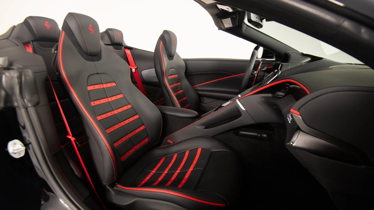 2026 Ferrari Roma Spider - Image 28 of 31