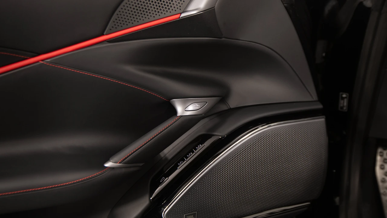 2026 Ferrari Roma Spider - Image 16 of 31