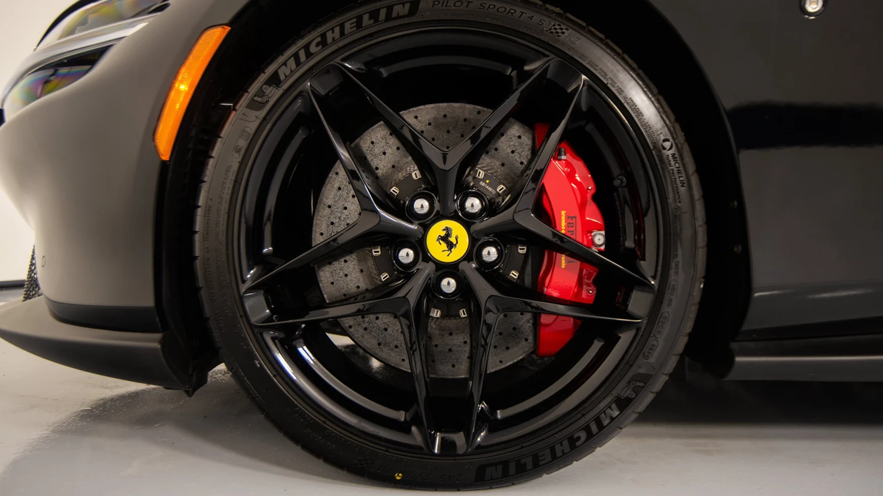 2026 Ferrari Roma Spider - Image 14 of 31