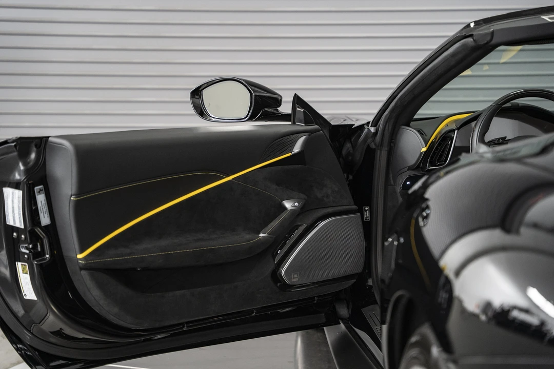 2026 Ferrari Roma Spider - Image 21 of 31