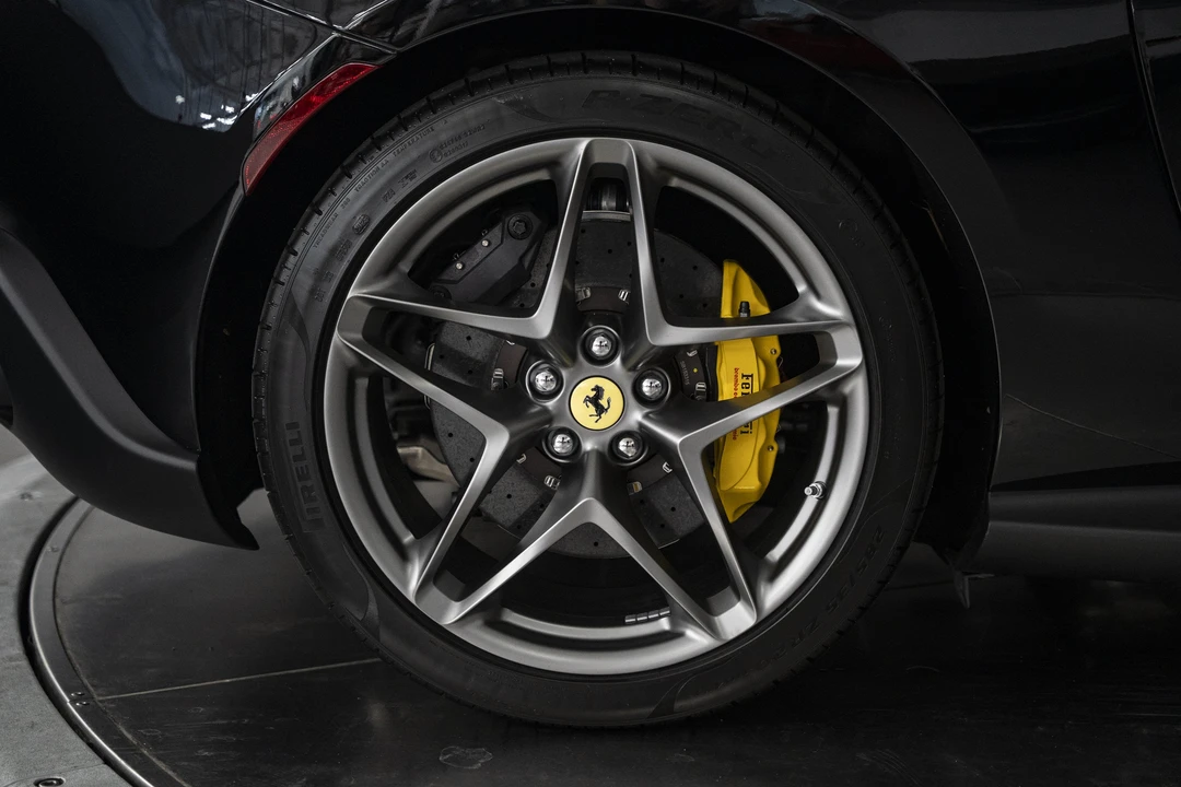 2026 Ferrari Roma Spider - Image 17 of 31