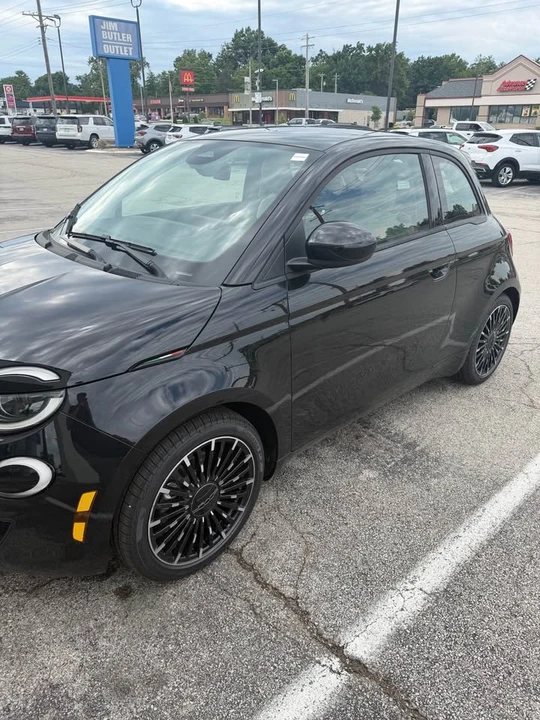 2026 Fiat 500e - Image 2 of 8