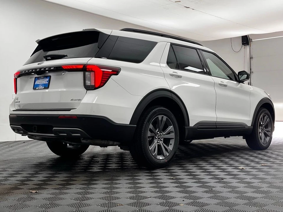 2026 Ford Explorer 6th Gen - Image 8 of 12
