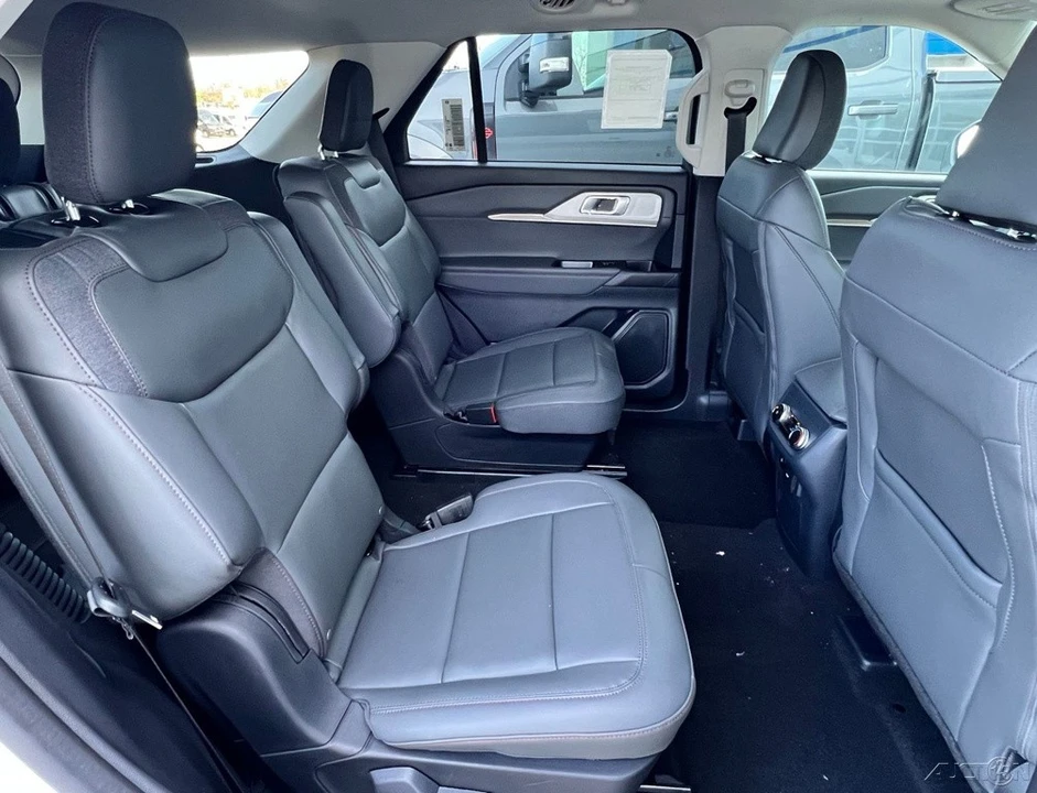 2026 Ford Explorer 6th Gen - Image 19 of 21