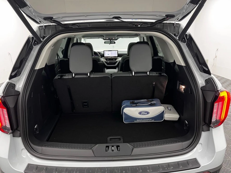 2026 Ford Explorer 6th Gen - Image 10 of 12