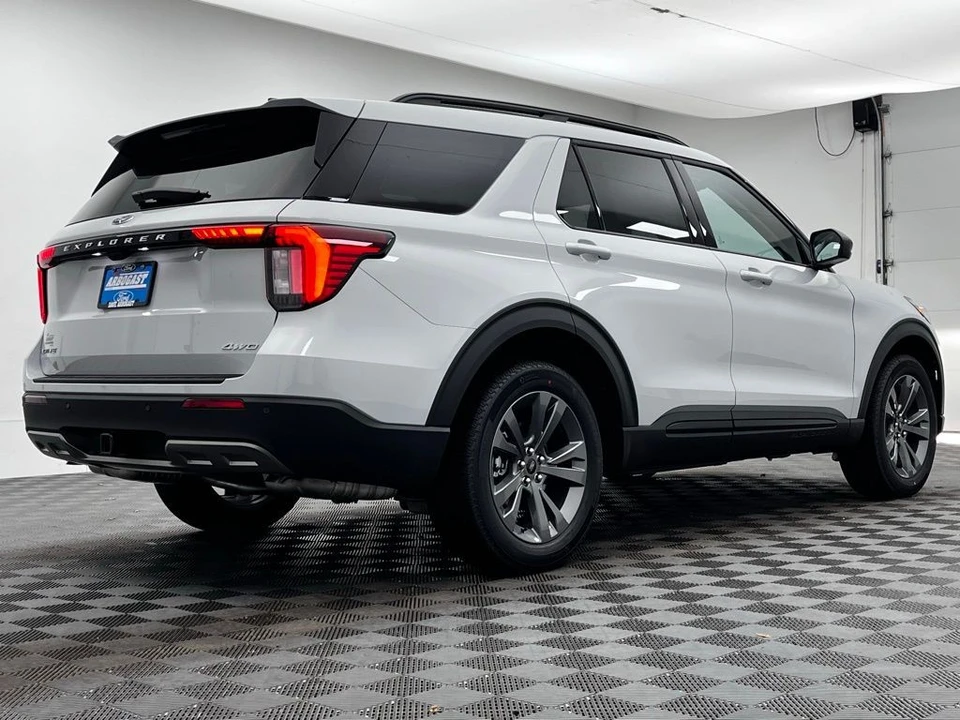 2026 Ford Explorer 6th Gen - Image 8 of 12
