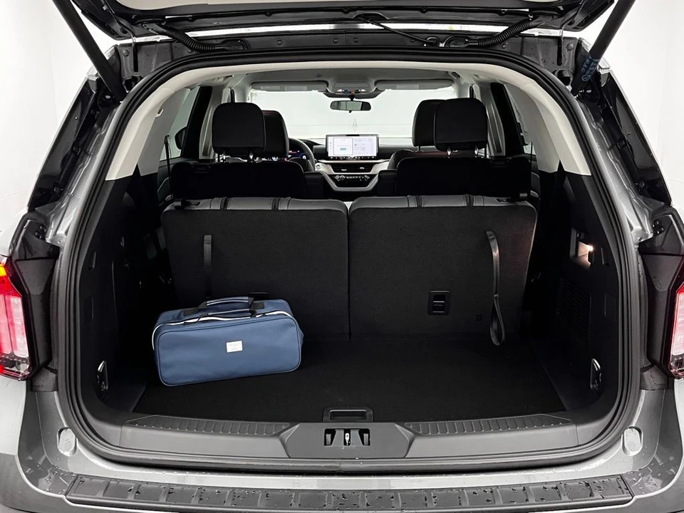 2026 Ford Explorer 6th Gen - Image 9 of 12