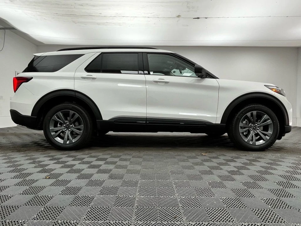 2026 Ford Explorer 6th Gen - Image 6 of 12