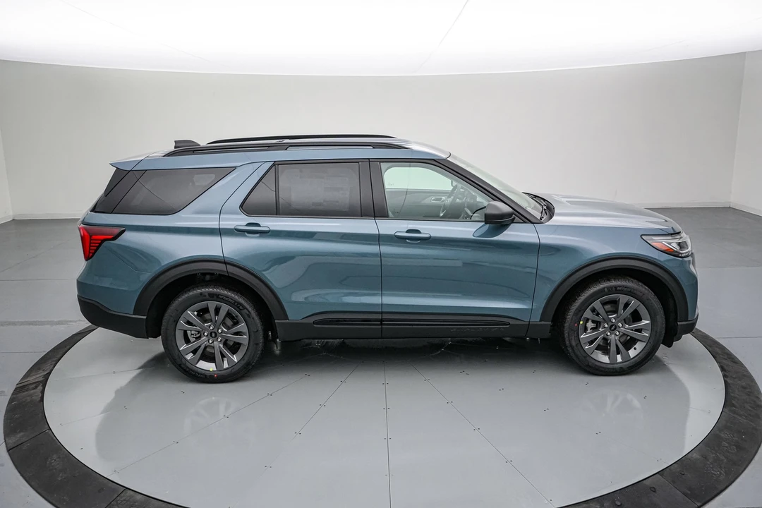 2026 Ford Explorer 6th Gen - Image 4 of 21