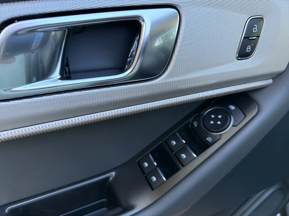 2026 Ford Explorer 6th Gen - Image 19 of 21