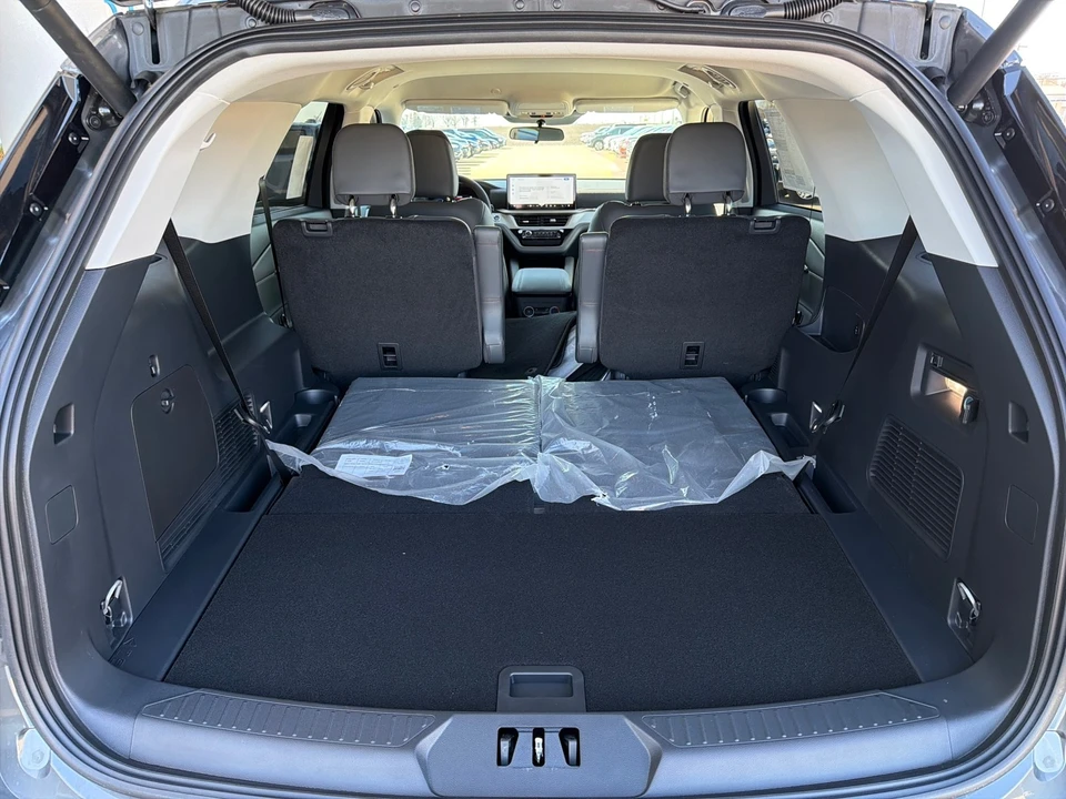 2026 Ford Explorer 6th Gen - Image 14 of 21